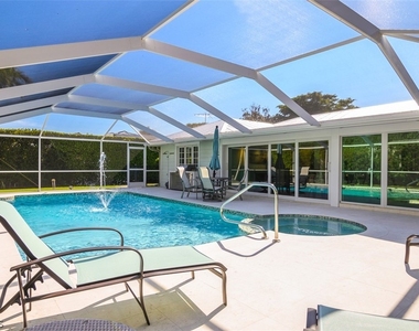 549 7th Avenue N - Photo Thumbnail 4