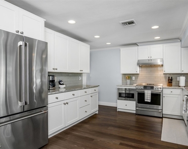 549 7th Avenue N - Photo Thumbnail 8