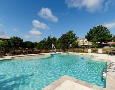 8275 Stonebrook Pkwy - Photo Thumbnail 5