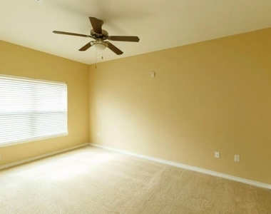 8275 Stonebrook Pkwy - Photo Thumbnail 12