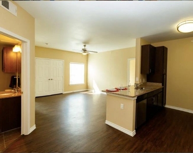 8275 Stonebrook Pkwy - Photo Thumbnail 9