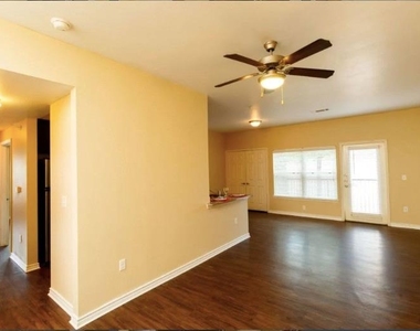 8275 Stonebrook Pkwy - Photo Thumbnail 11