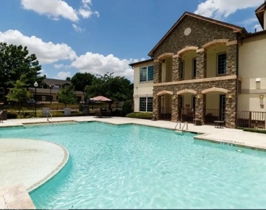 8275 Stonebrook Pkwy - Photo Thumbnail 4