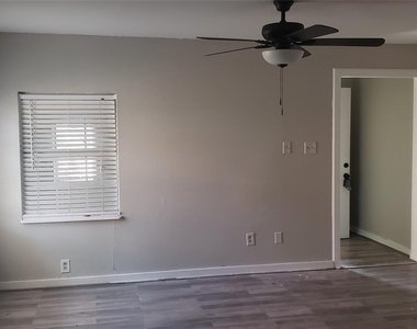 912 Jennetta Street - Photo Thumbnail 3