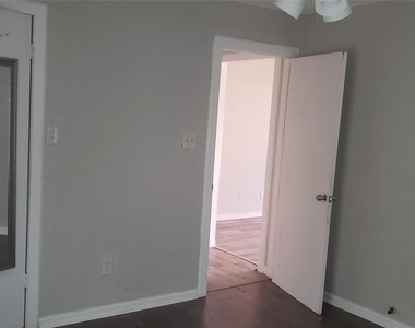 912 Jennetta Street - Photo Thumbnail 10