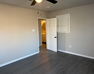 5402 Lyndhurst Drive - Photo Thumbnail 3