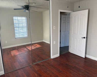 5402 Lyndhurst Drive - Photo Thumbnail 5