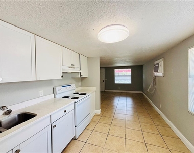 11733 N 12th Street - Photo Thumbnail 3