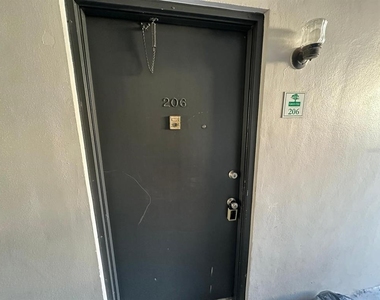 1830 Maravilla Avenue - Photo Thumbnail 20