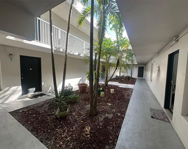1830 Maravilla Avenue - Photo Thumbnail 7
