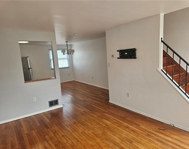 812 Westbury Rd - Photo Thumbnail 8