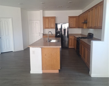 304 Raptors View Avenue - Photo Thumbnail 10