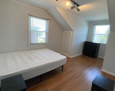 9 Howland Avenue - Photo Thumbnail 2
