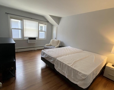 9 Howland Avenue - Photo Thumbnail 3