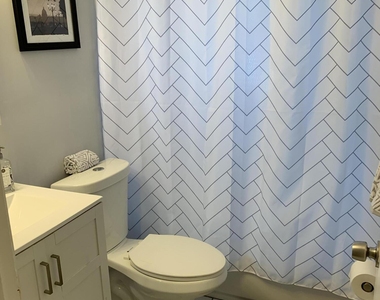9 Howland Avenue - Photo Thumbnail 5