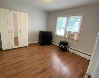 9 Howland Avenue - Photo Thumbnail 4