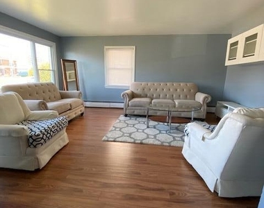 9 Howland Avenue - Photo Thumbnail 3