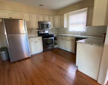 9 Howland Avenue - Photo Thumbnail 4