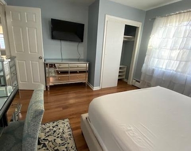 9 Howland Avenue - Photo Thumbnail 5