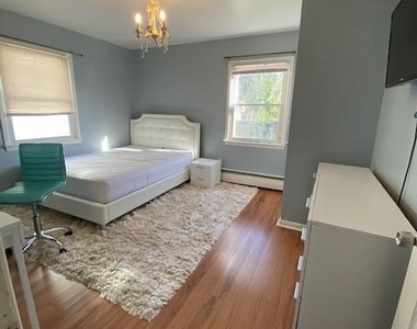 9 Howland Avenue - Photo Thumbnail 6