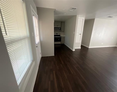 405 E Pine Street - Photo Thumbnail 2