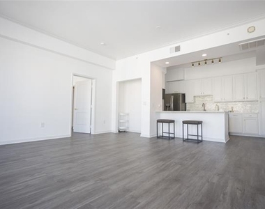 3225 Turtle Creek Boulevard - Photo Thumbnail 3