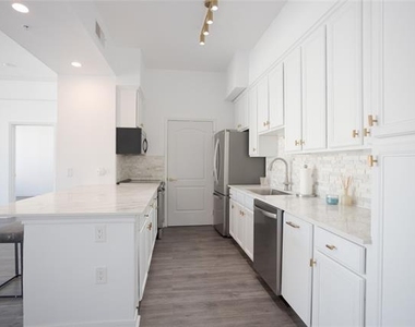 3225 Turtle Creek Boulevard - Photo Thumbnail 2