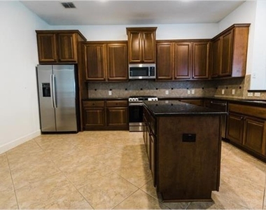 4525 W University Boulevard - Photo Thumbnail 8