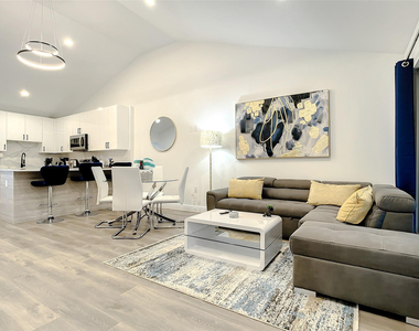 2100 Ne 45th Street - Photo Thumbnail 2