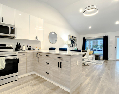 2100 Ne 45th Street - Photo Thumbnail 3