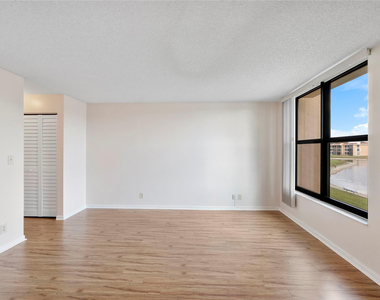 6519 Coral Lake Drive - Photo Thumbnail 8