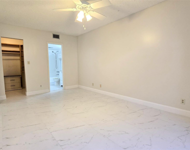 8421 Lagos De Campo Boulevard - Photo Thumbnail 7