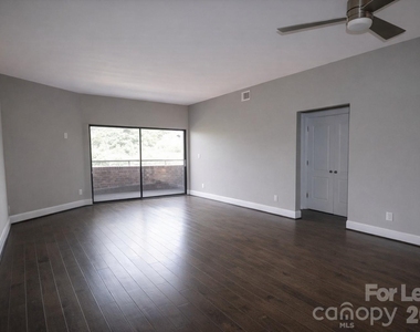 224 N Poplar Street - Photo Thumbnail 9