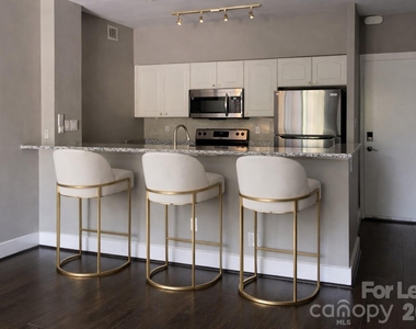 224 N Poplar Street - Photo Thumbnail 2