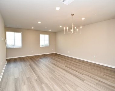1487 Skyline Lane - Photo Thumbnail 4