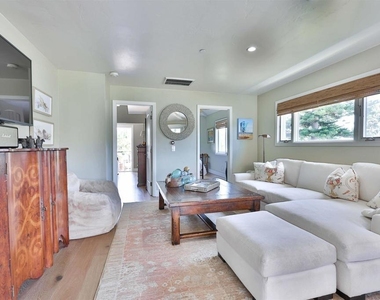 810 D Avenue - Photo Thumbnail 9