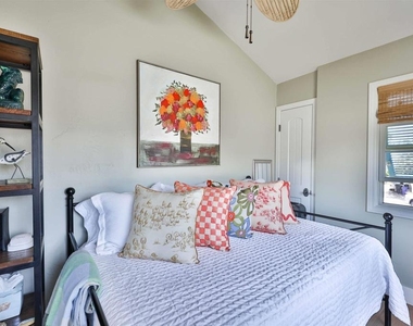 810 D Avenue - Photo Thumbnail 17