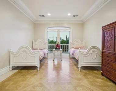 5344 Leghorn Avenue - Photo Thumbnail 10