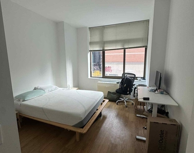 302 East 39th Street - Photo Thumbnail 2