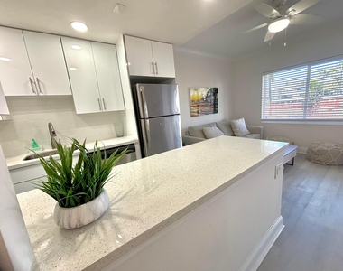 1035 Spanish River Road - Photo Thumbnail 4