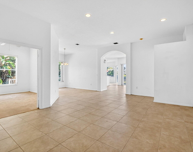 2431 Westmont Drive - Photo Thumbnail 6