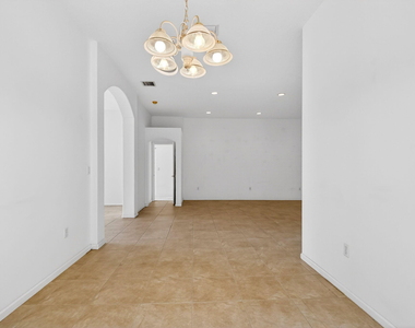 2431 Westmont Drive - Photo Thumbnail 10