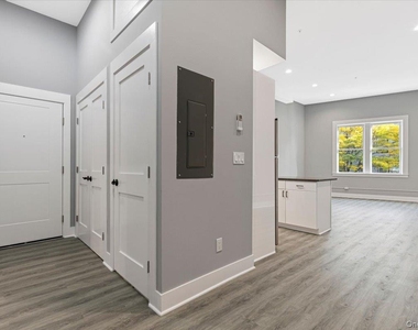 47 Beekman Avenue - Photo Thumbnail 2