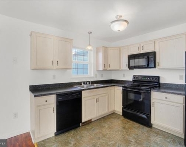 655 Fisher Drive - Photo Thumbnail 4