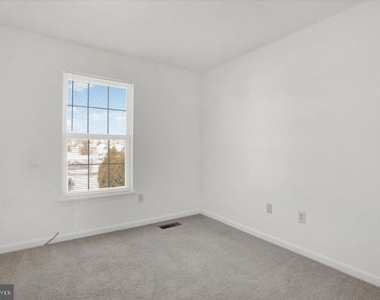 655 Fisher Drive - Photo Thumbnail 11