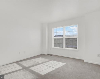 655 Fisher Drive - Photo Thumbnail 7