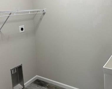 111 Delano Drive - Photo Thumbnail 16