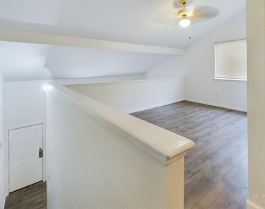 2124 Burton Dr - Photo Thumbnail 12