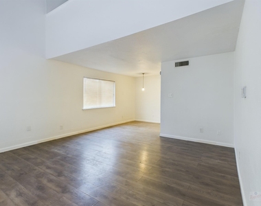 2124 Burton Dr - Photo Thumbnail 3