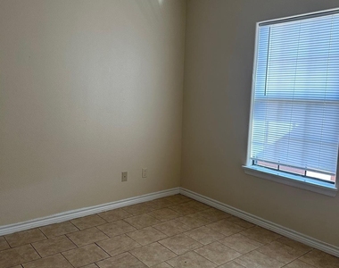 107 Oak Park Drive - Photo Thumbnail 5